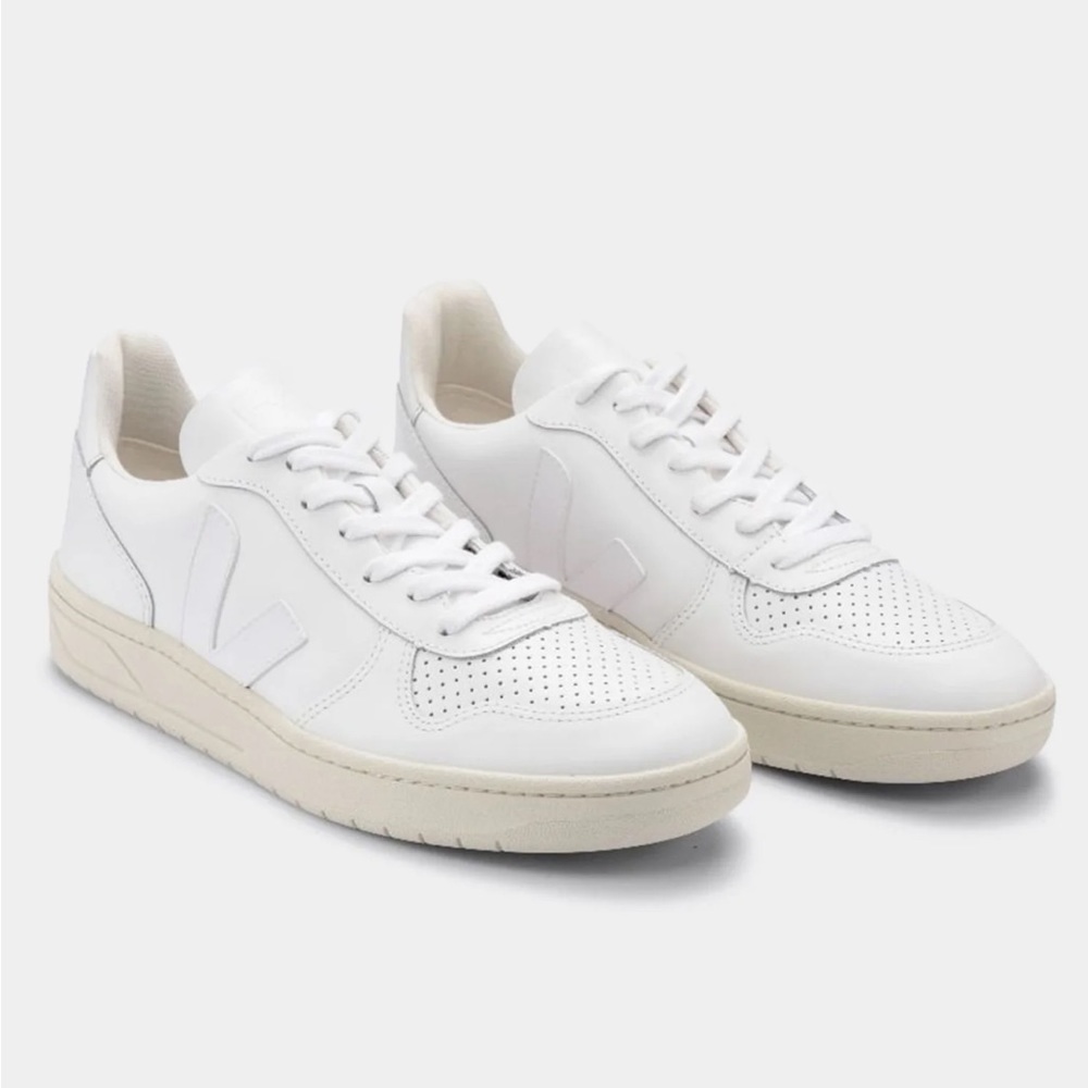 Veja V-10 leather